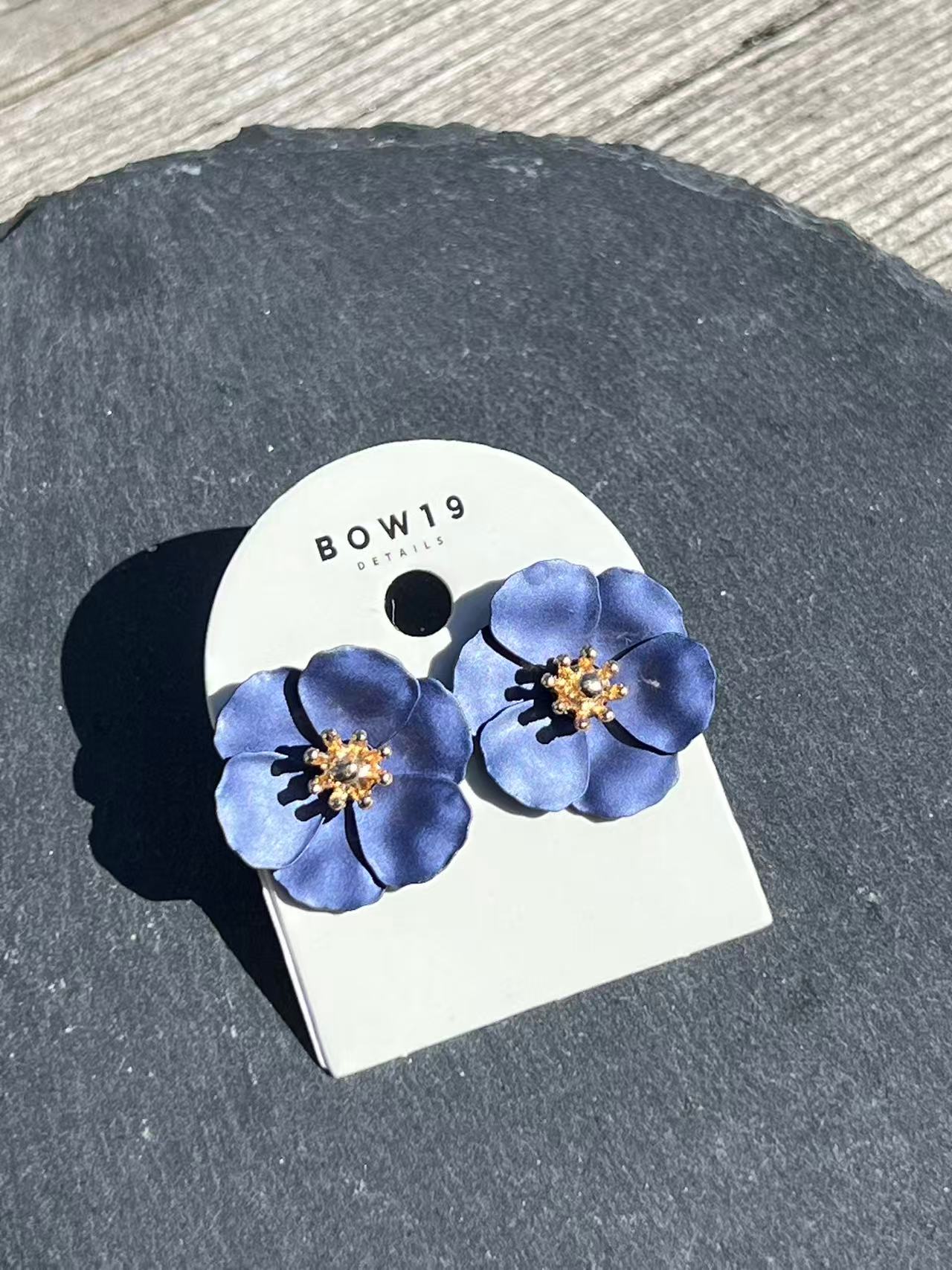 BOW19 Flower Small Earrings Navy - 2