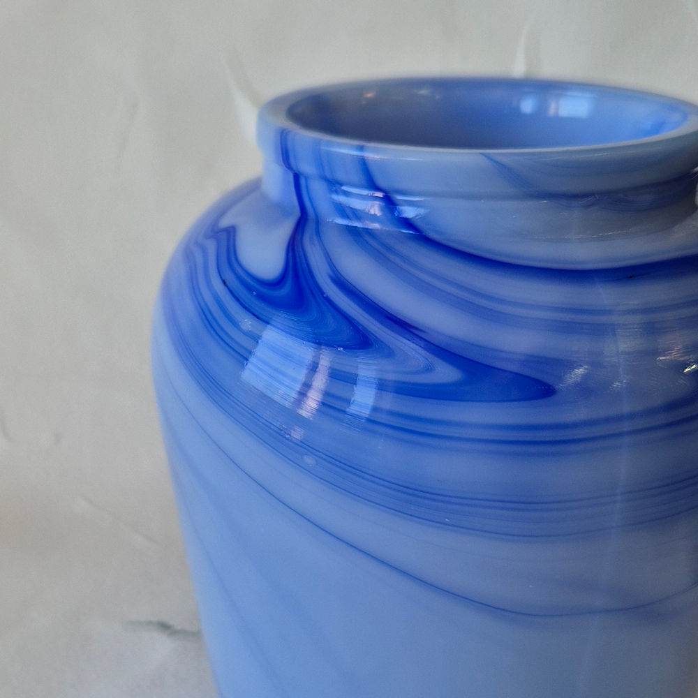 vintage VAS i glas, marmorerad i blå toner,  h 10,3 cm  - 3