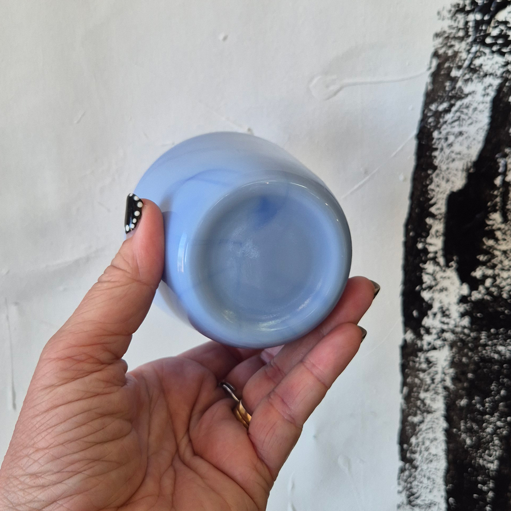 vintage VAS i glas, marmorerad i blå toner,  h 10,3 cm  - 5