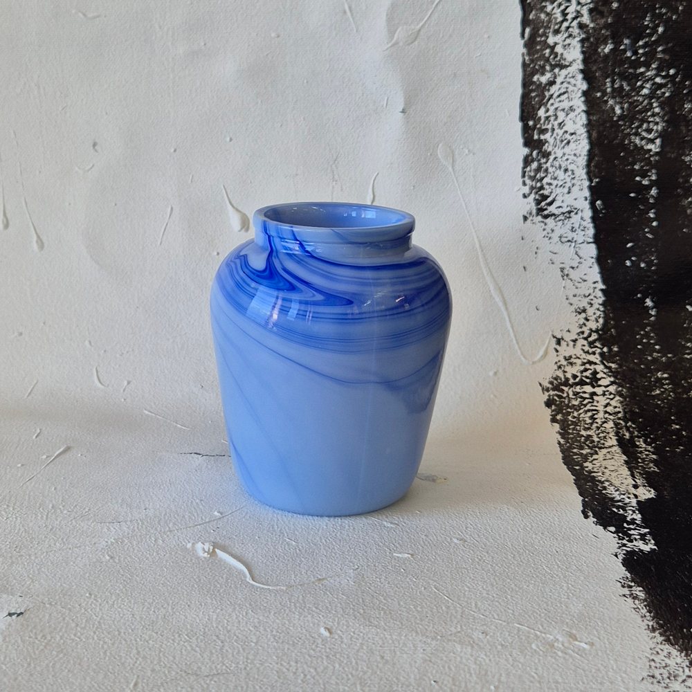 vintage VAS i glas, marmorerad i blå toner,  h 10,3 cm 