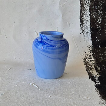 vintage VAS i glas, marmorerad i blå toner,  h 10,3 cm 