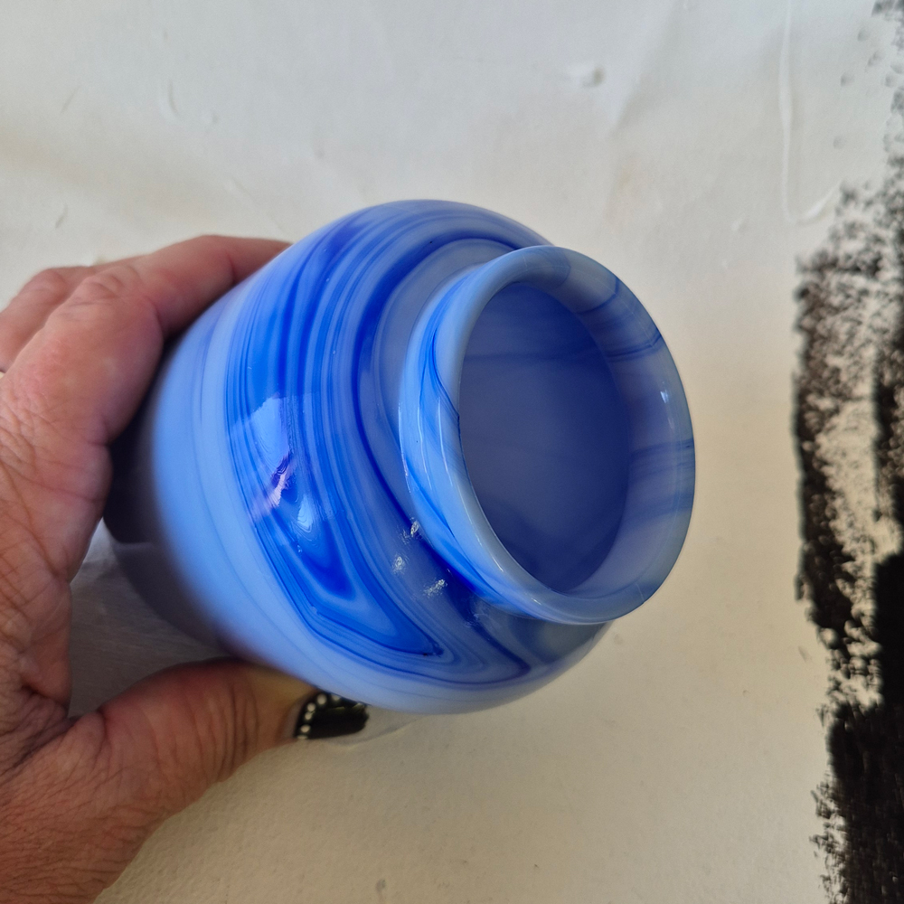 vintage VAS i glas, marmorerad i blå toner,  h 10,3 cm  - 6