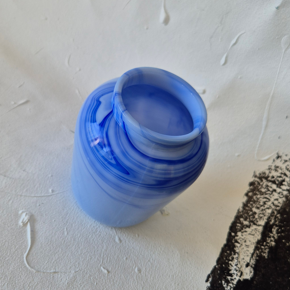 vintage VAS i glas, marmorerad i blå toner,  h 10,3 cm  - 2