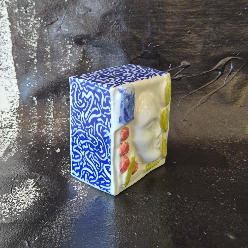 vintage SKULPTUR, ansikte och mönster i klarblått, , Kjell Janson Mora , h 10,5 cm  - 5