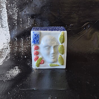 vintage SKULPTUR, ansikte och mönster i klarblått, , Kjell Janson Mora , h 10,5 cm 