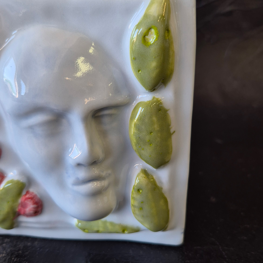 vintage SKULPTUR, ansikte och mönster i klarblått, , Kjell Janson Mora , h 10,5 cm  - 10