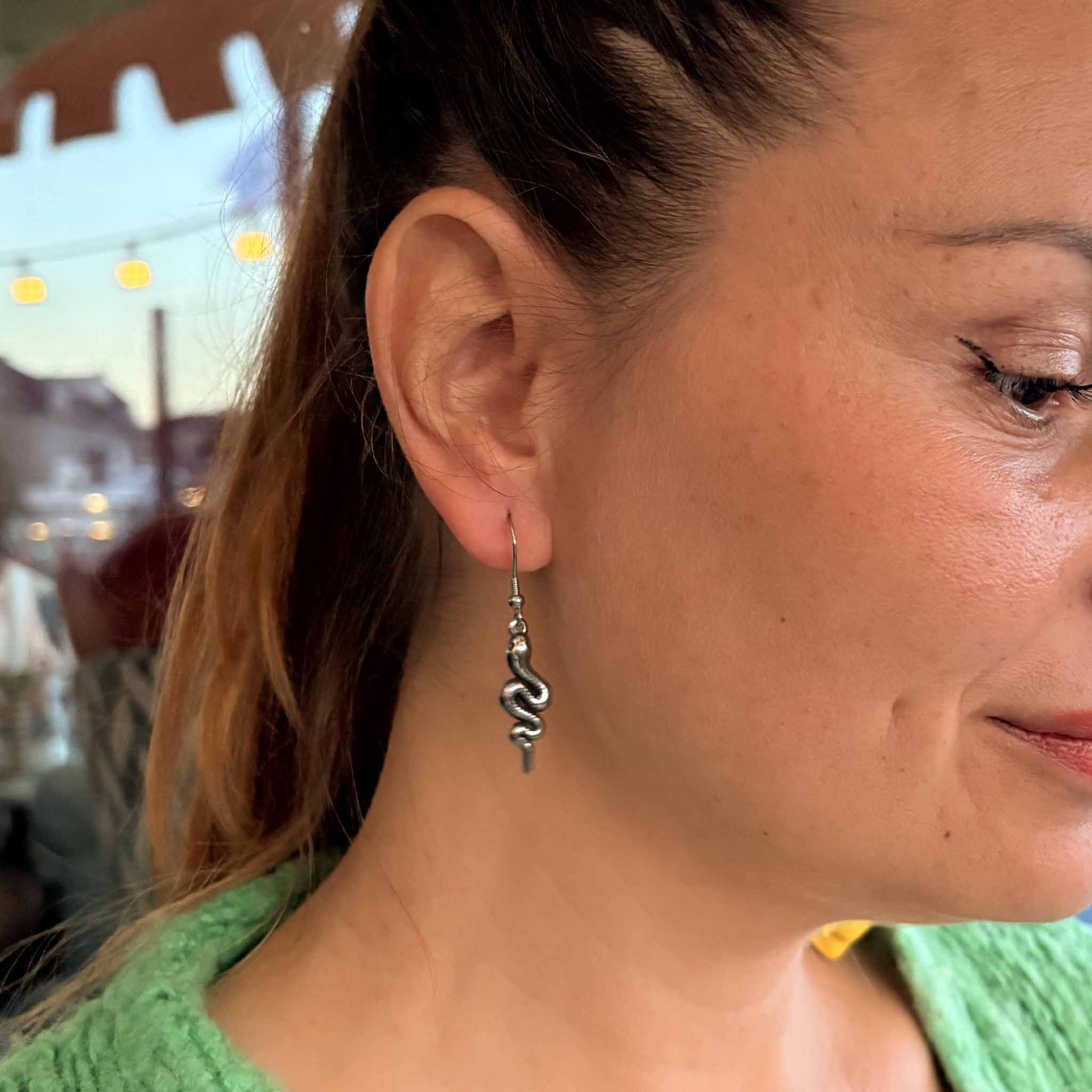 Viking øreringe inspireret af Midgårdsormen