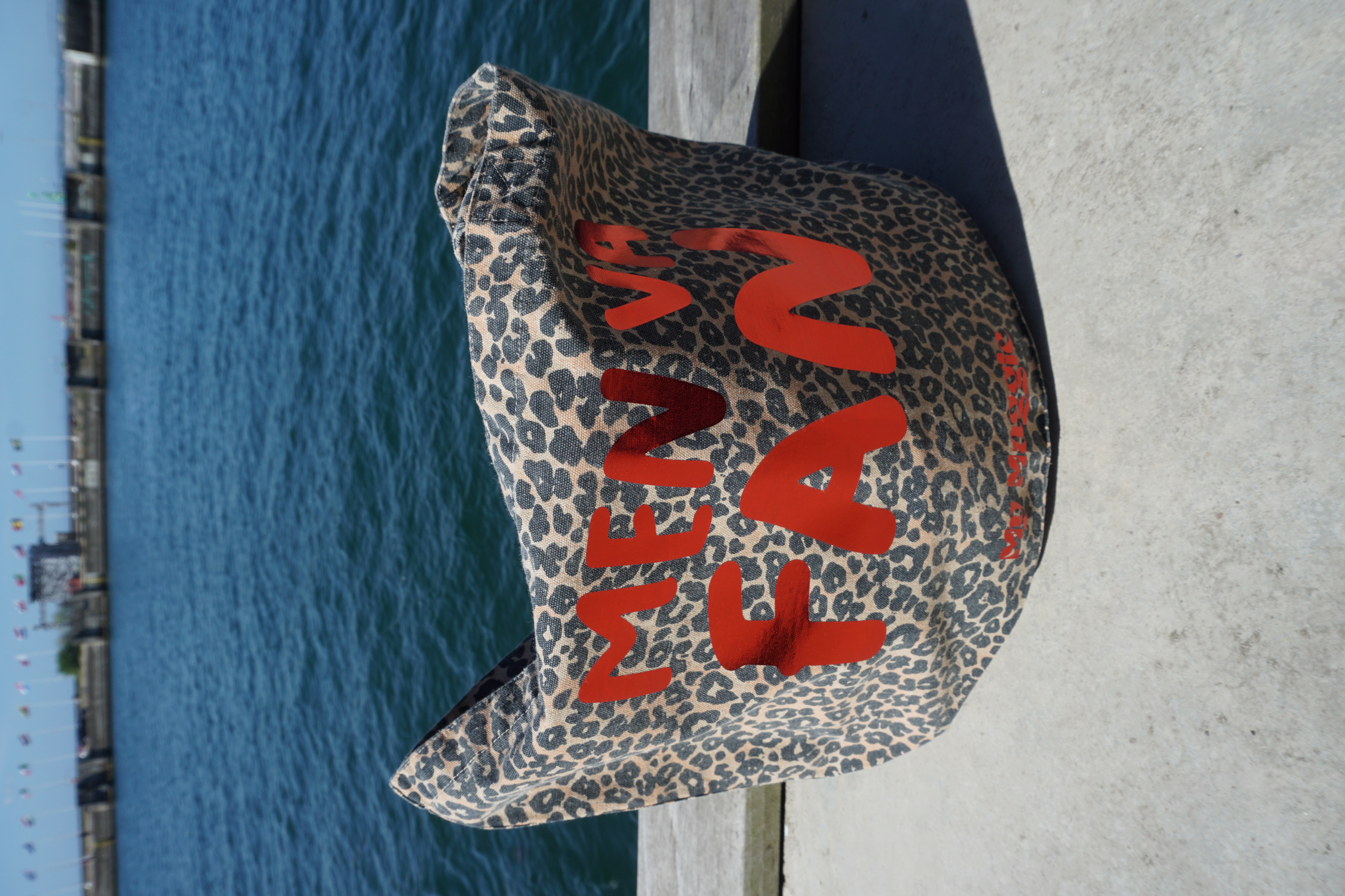 Tygkasse leopard med röd metallic