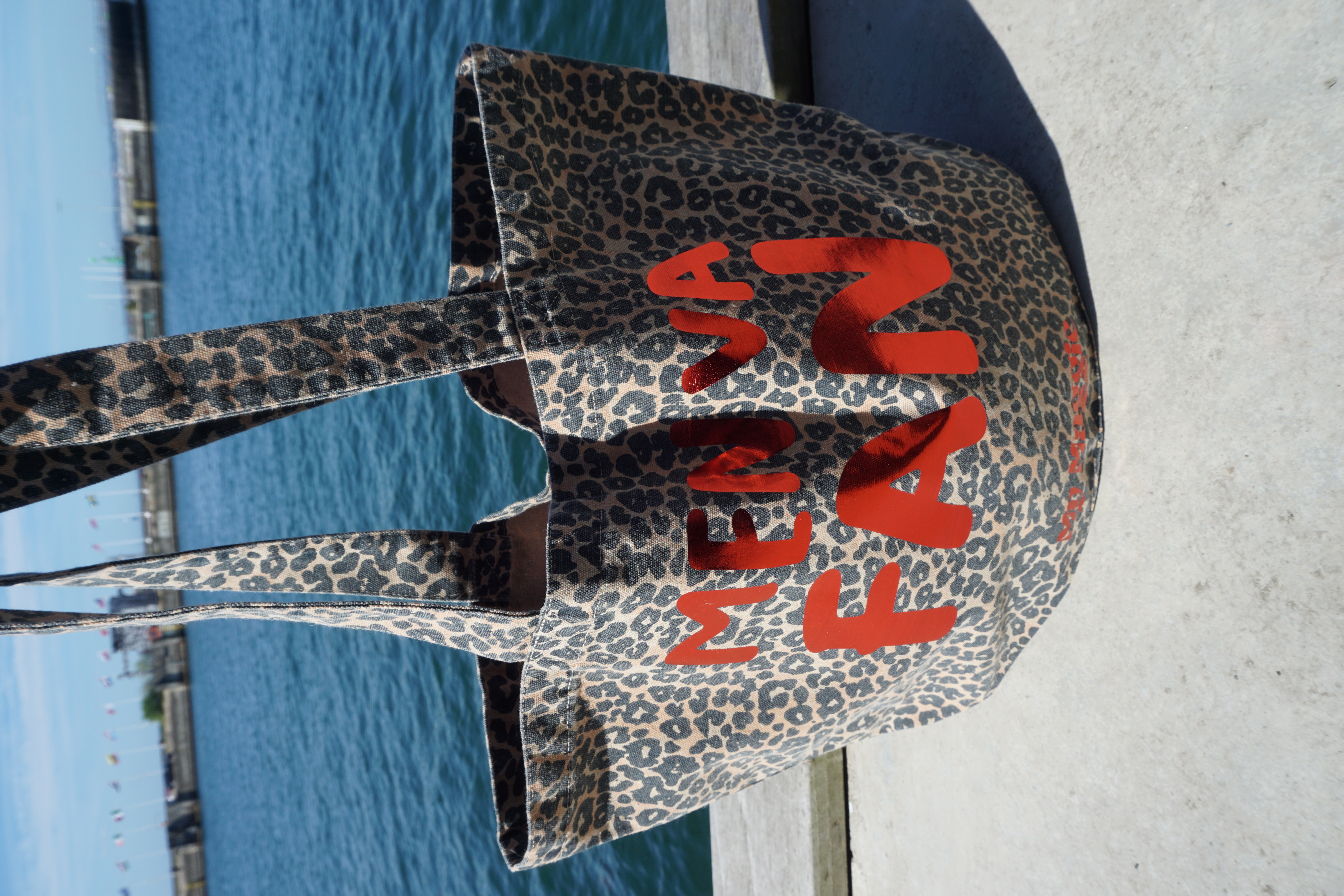 Tygkasse leopard med röd metallic - 2