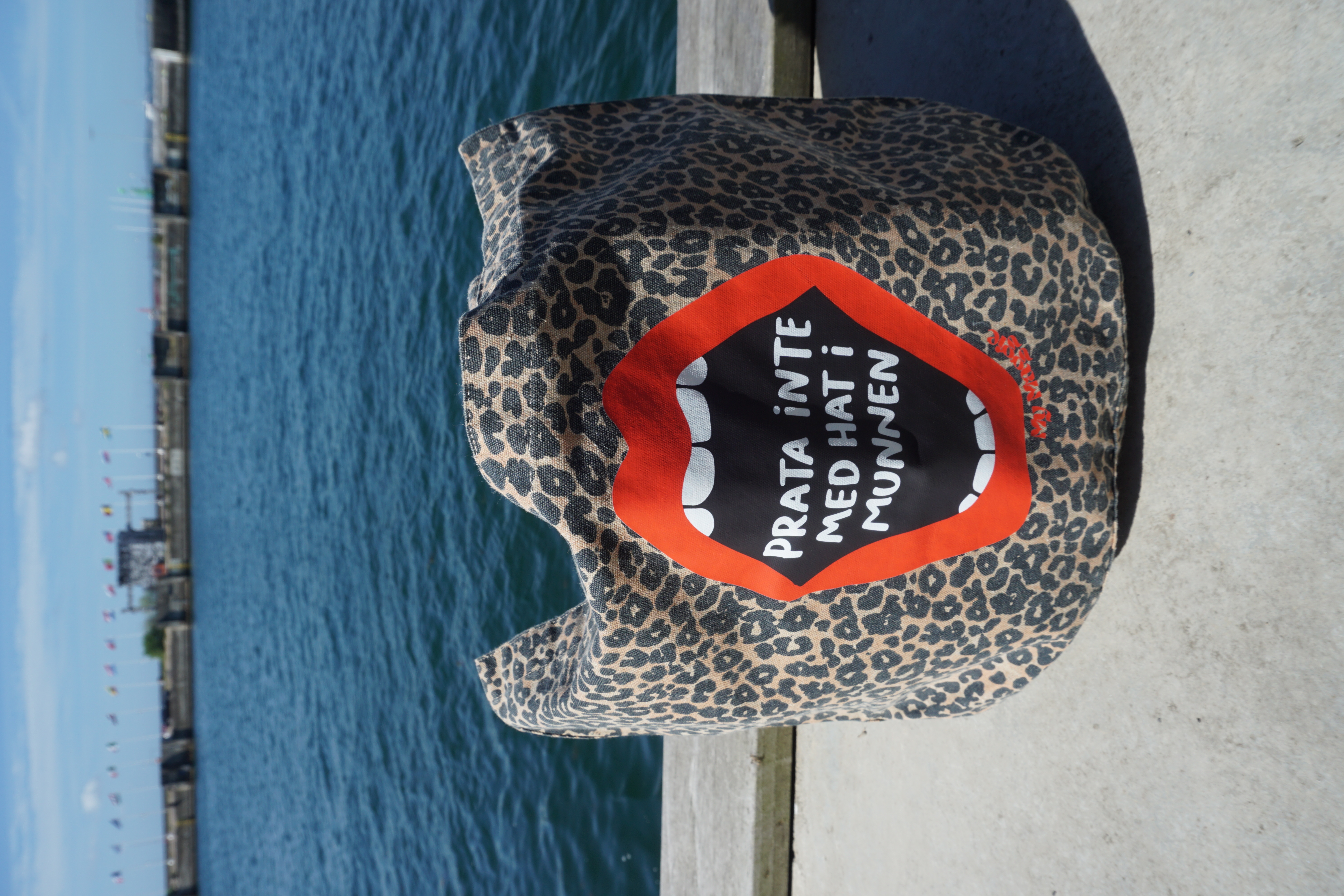 Tygkasse leopard ”prata inte”