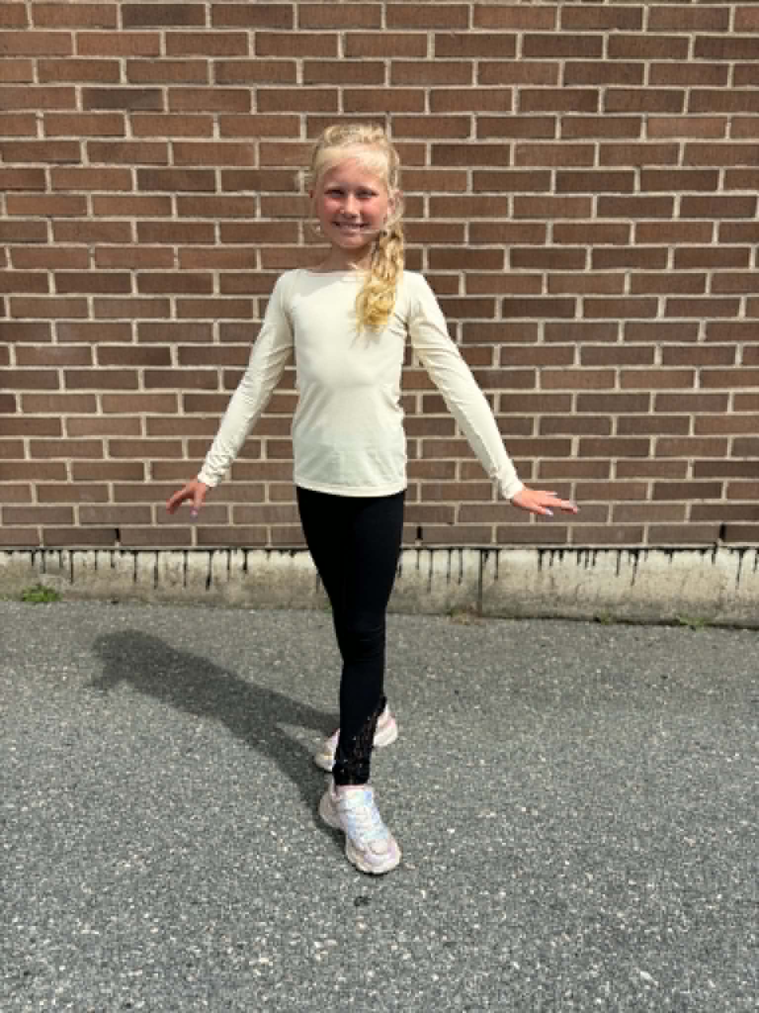 Långärmad ljusgul topp från Bolero med flätmönster i ryggen och kristaller - 3