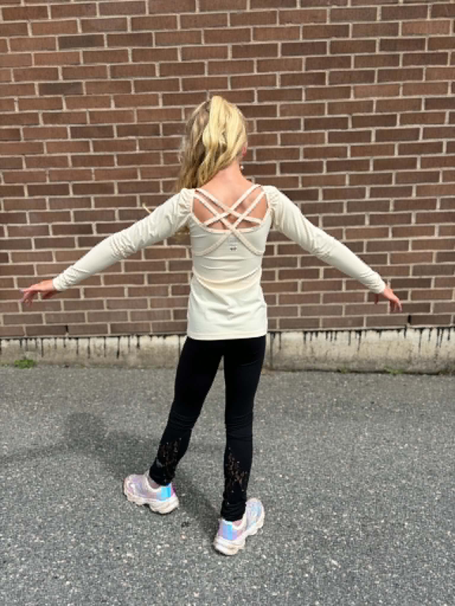 Långärmad ljusgul topp från Bolero med flätmönster i ryggen och kristaller - 2