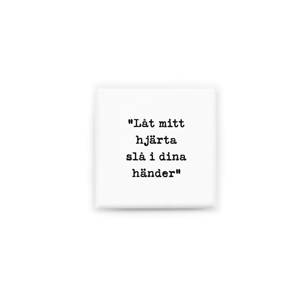 Stilren kylskåpsmagnet i storlek 5x5 cm med citatet "Låt mitt hjärta slå in dina händer" ur låten "Låt mitt hjärta slå".