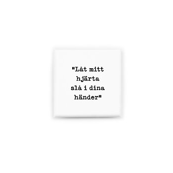 Stilren kylskåpsmagnet i storlek 5x5 cm med citatet "Låt mitt hjärta slå in dina händer" ur låten "Låt mitt hjärta slå".