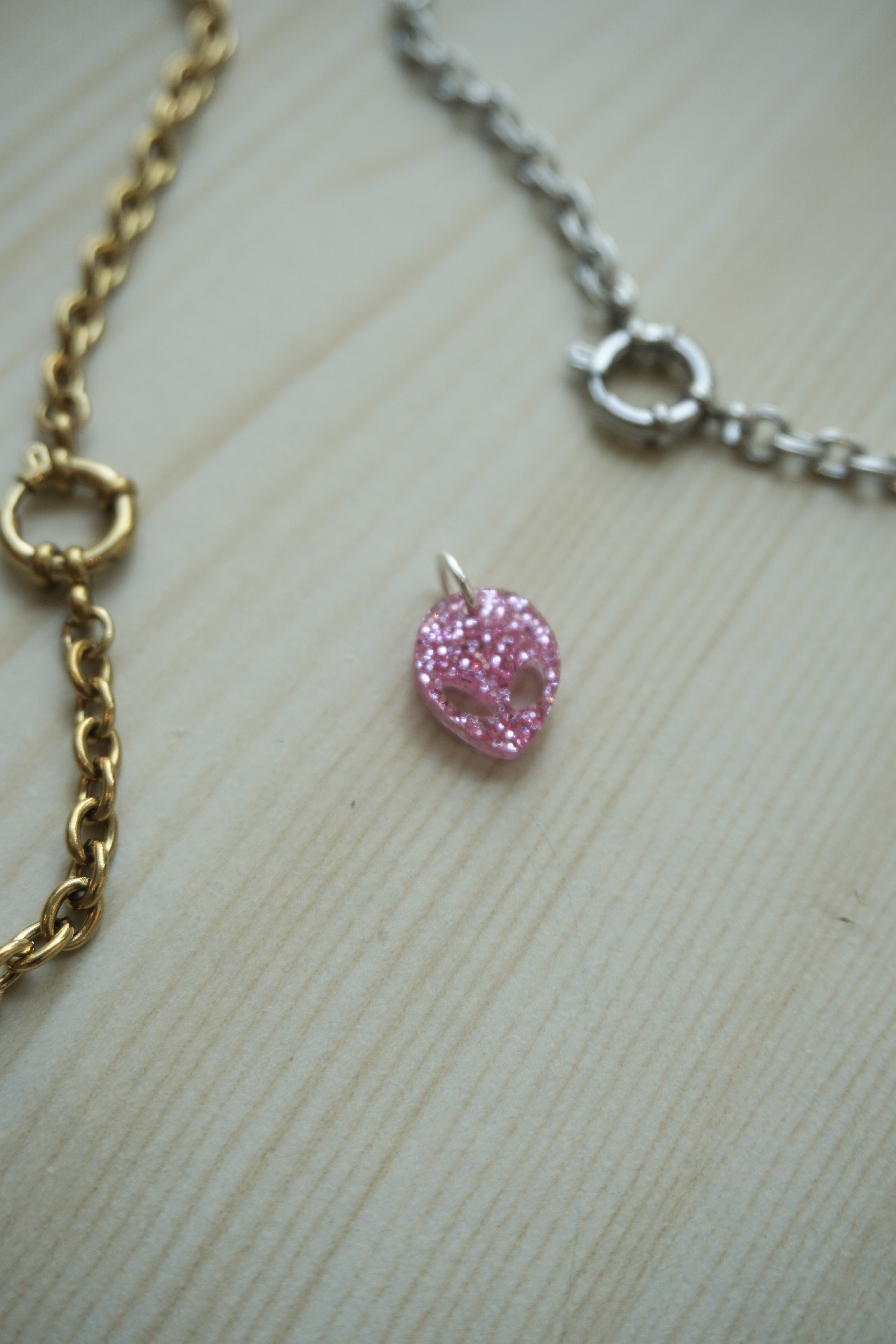 Mini pendant pink glitter alien