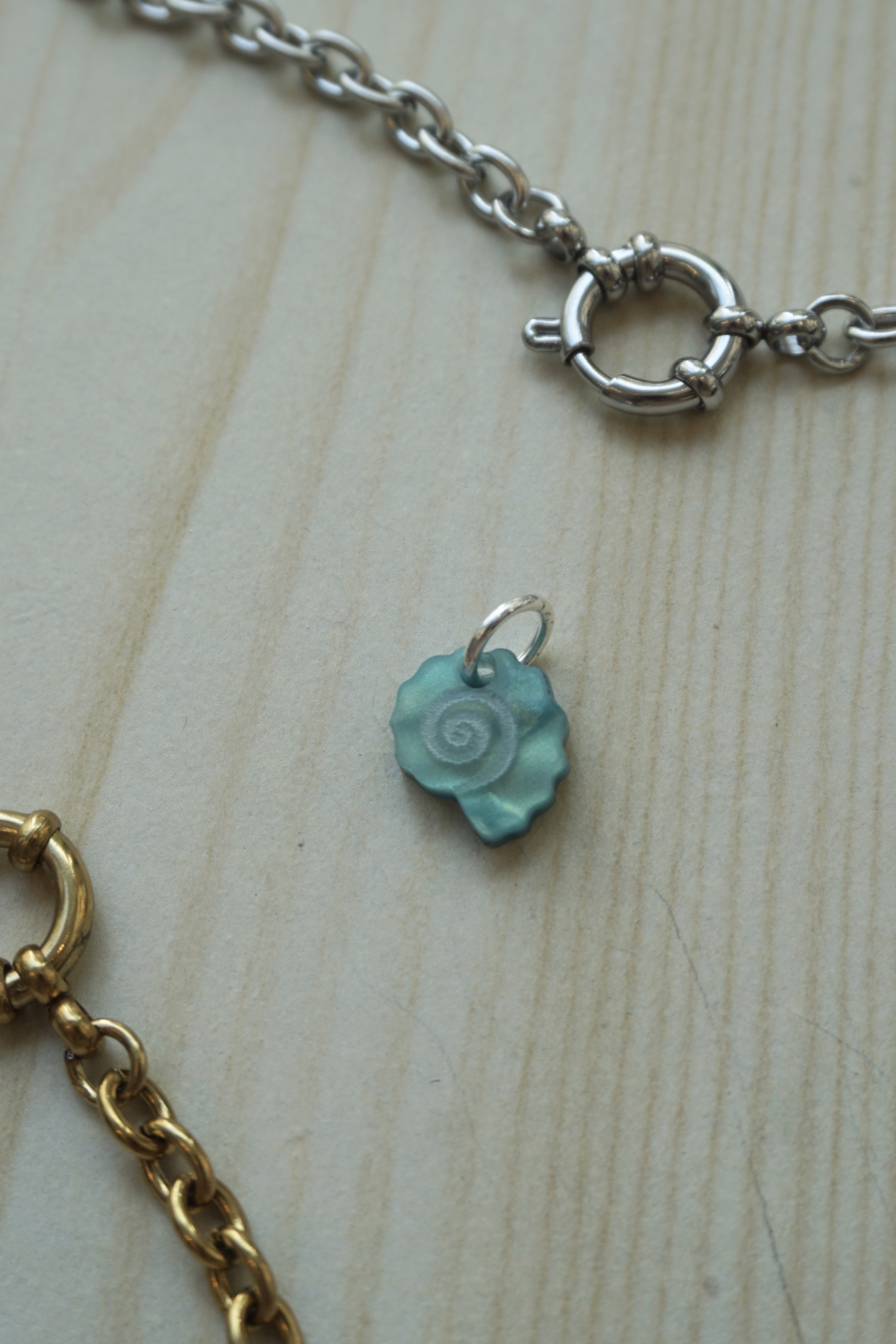 Mini pendant pearl blue swirl seashell