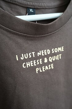 Oversized boyfriend tshirt "cheese and quiet" brun