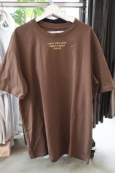 Oversized boyfriend tshirt "cheese and quiet" brun