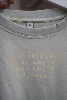 Oversized boyfriend tshirt "cheese and quiet" ljusgrön