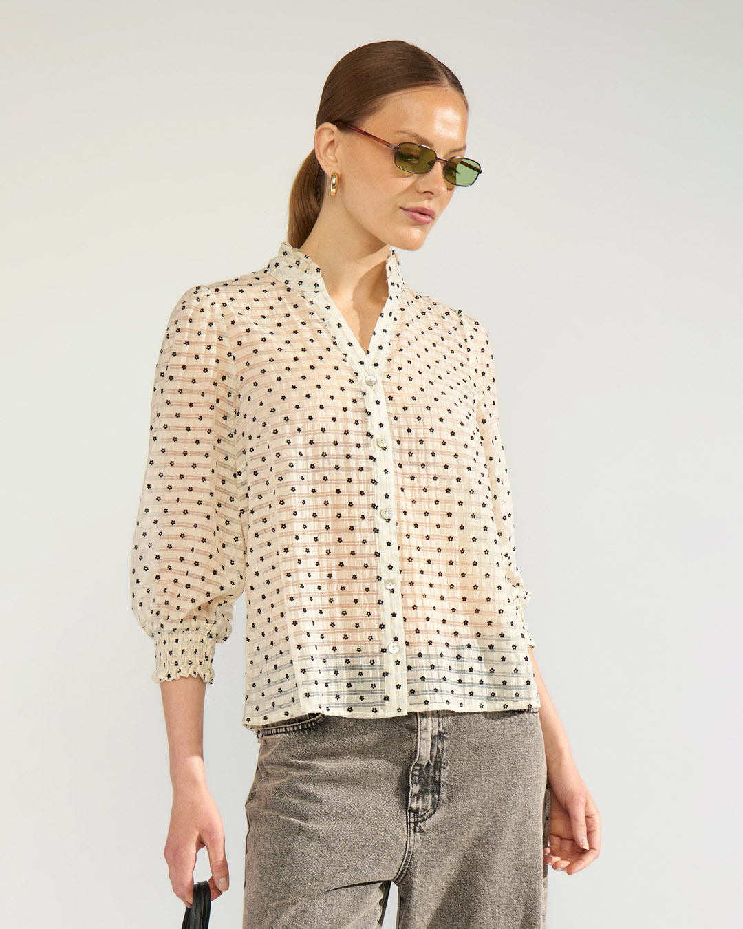 Blus Jannet ljusbeige med små svarta blommor - 5