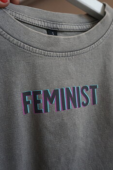 Oversized boyfriend tshirt ”feminist” stone
