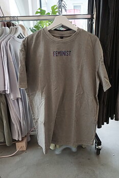 Oversized boyfriend tshirt ”feminist” stone