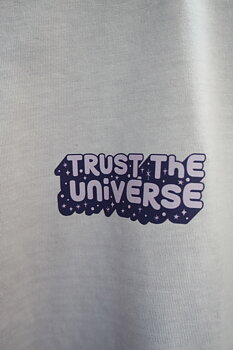 Oversized boyfriend tshirt ”trust the universe” ljuslila
