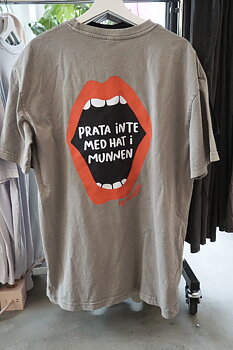 Oversized boyfriend tshirt ”prata inte med hat i munnen” stone