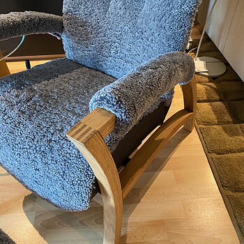 Focus Fåtölj + Pall fyra ben (fårskinn) - Designfynd/Skyltex* - Bröderna Anderssons