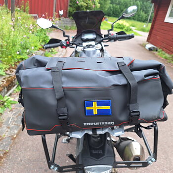 Svensk flagga med kardborrefäste