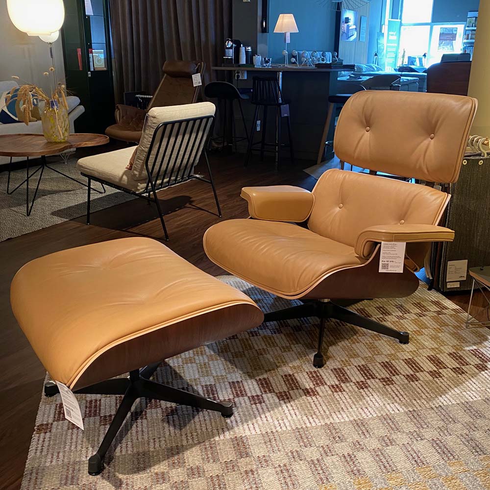 Eames Lounge Chair Armchair + Footstool (Walnut Dark/Natural F Camel) - Design bargin/Disply item* - Vitra