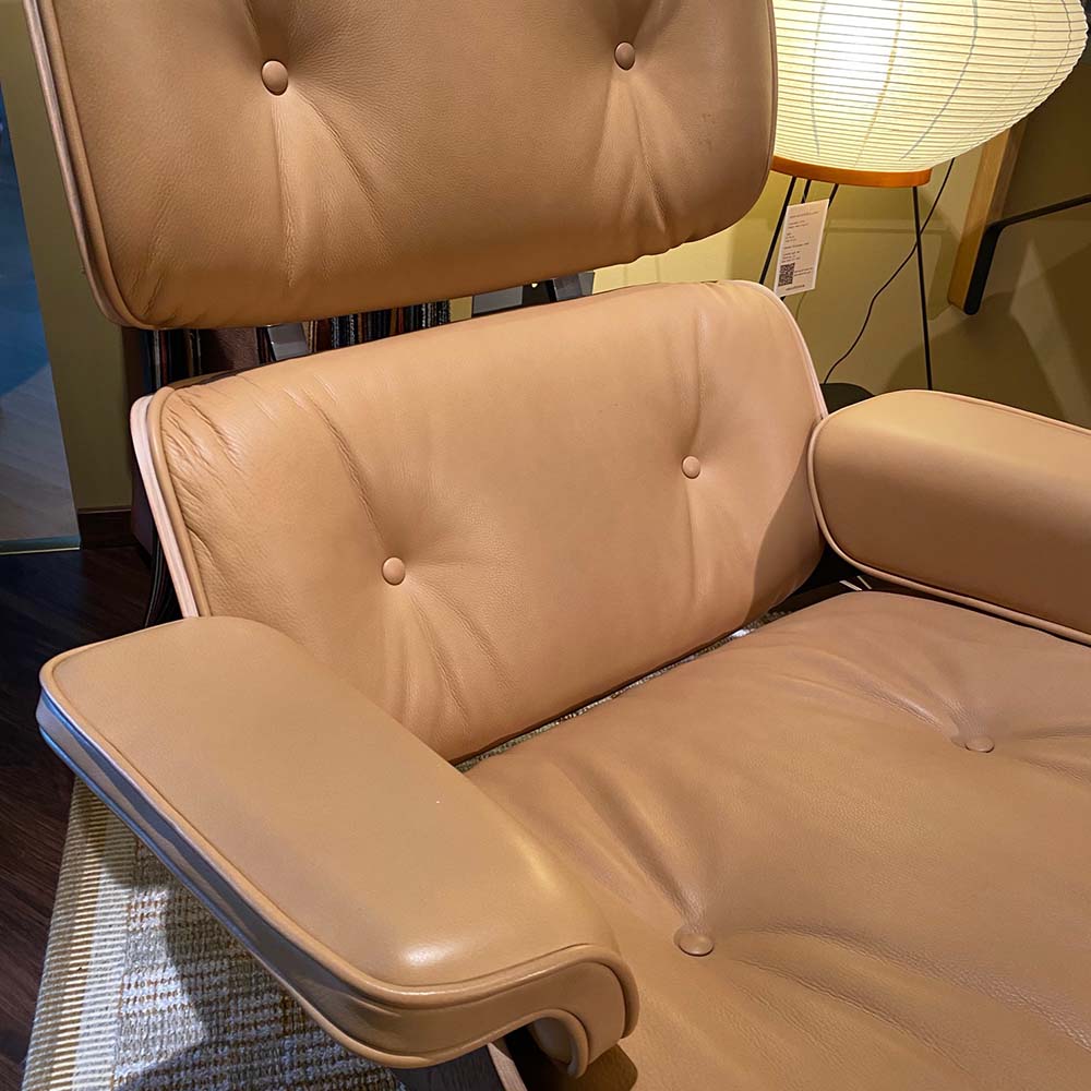 Eames Lounge Chair Armchair + Footstool (Walnut Dark/Natural F Camel) - Design bargin/Disply item* - Vitra - 2