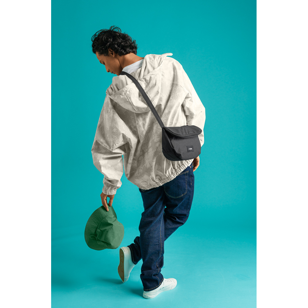 Stöldsäker expanderbar väska - PACSAFE GO Anti-Theft Saddle Crossbody Black - 15