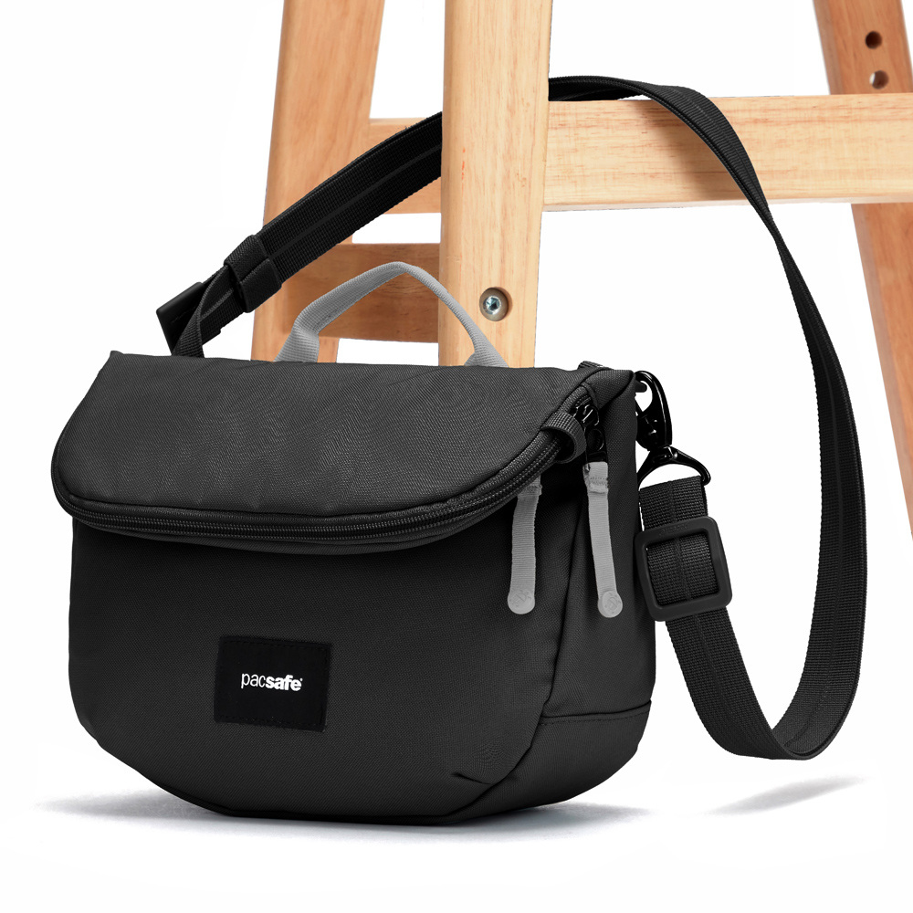 Stöldsäker expanderbar väska - PACSAFE GO Anti-Theft Saddle Crossbody Black - 12