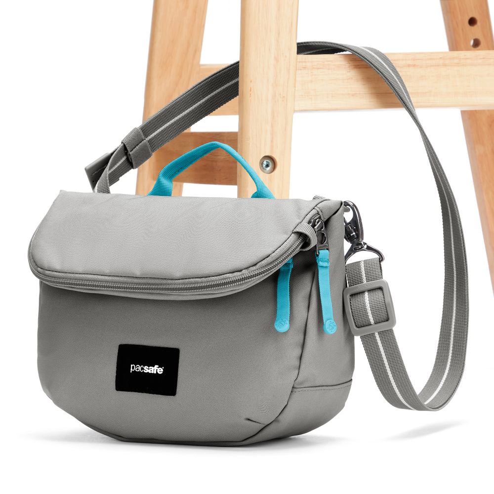 Stöldsäker expanderbar väska - PACSAFE GO Anti Theft Saddle Crossbody Stone - 7