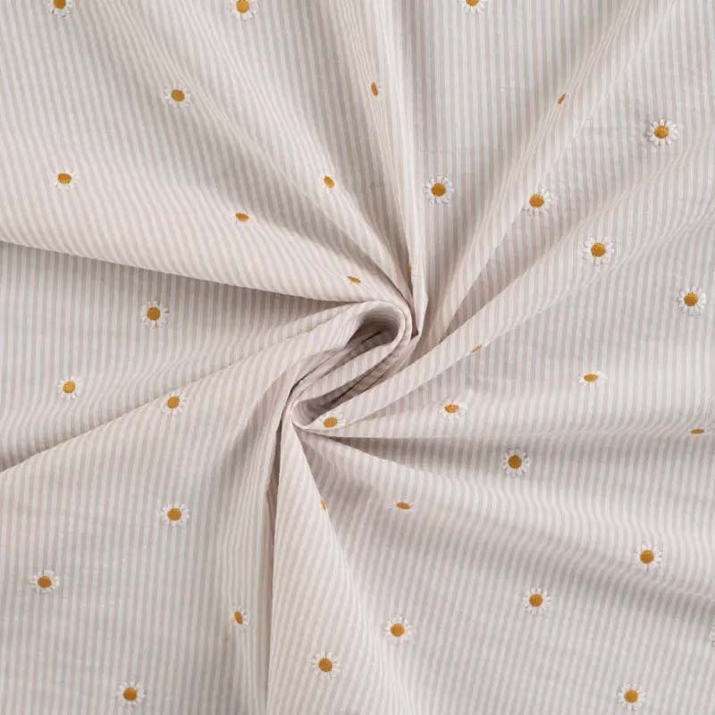 Tyg:  Seersucker Stripe Embroidery - Randigt varmt vitt/beige med broderade blommor, krinklat bomullstyg 140 cm brett - 2