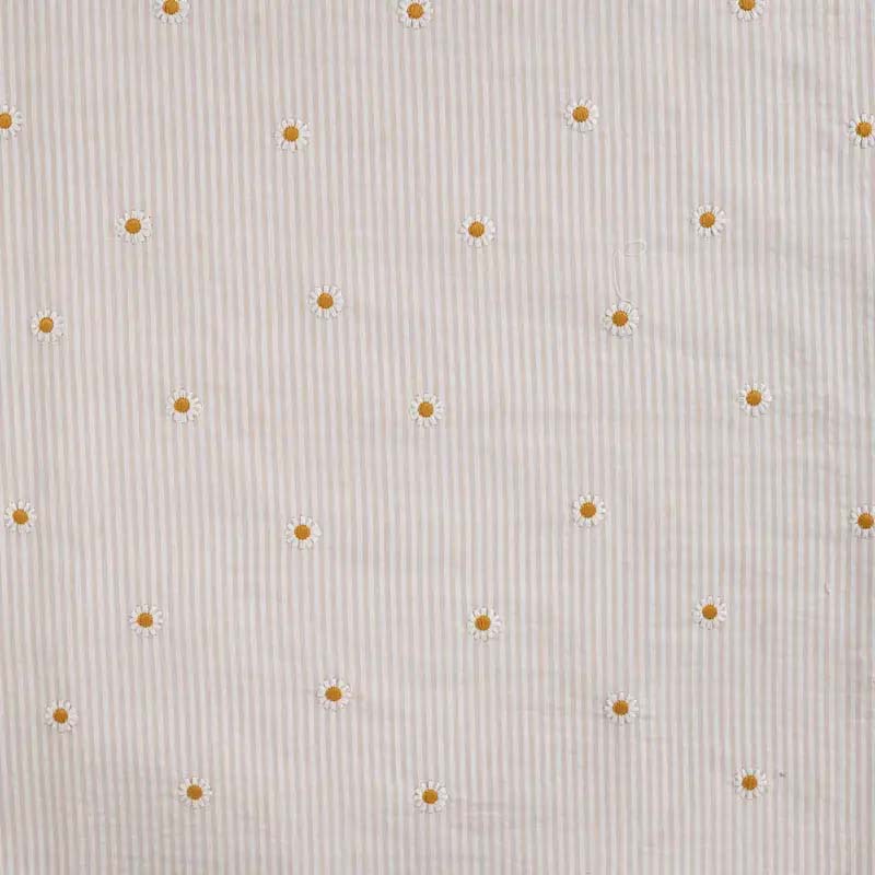 Tyg:  Seersucker Stripe Embroidery - Randigt varmt vitt/beige med broderade blommor, krinklat bomullstyg 140 cm brett