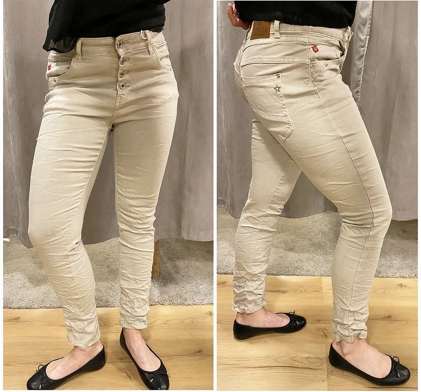 Beiga jeans med knappar och stjärnan bak