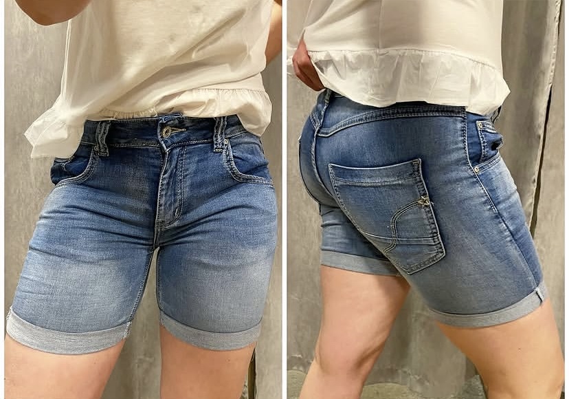 Blå jeansshorts med knappar och stjärna bak