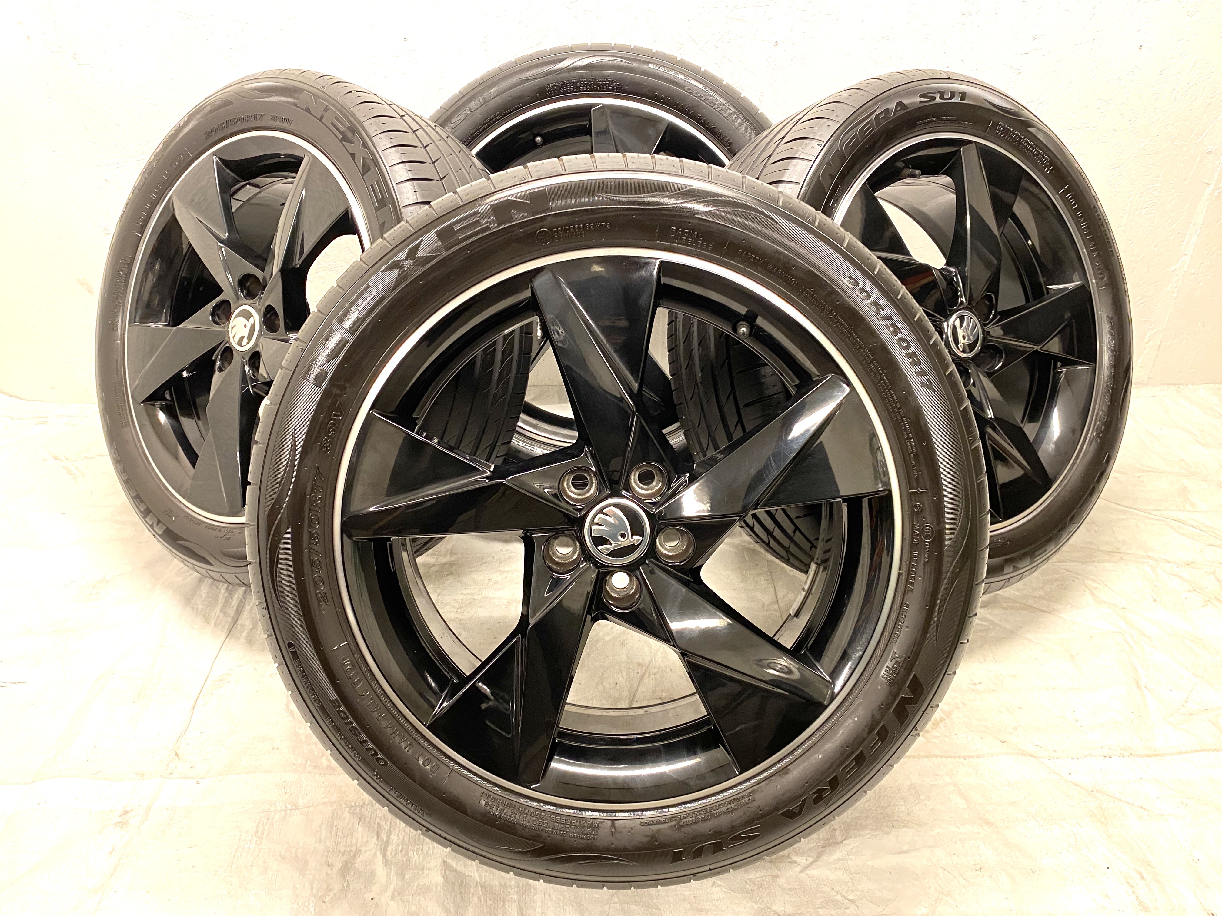 Kompletta Sommarhjul | 17" SKODA KAMIQ | 5x100 6.5x17 ET40 57.1 + 205/50 R17 89V Nexen N Fera SU1 | V32-2020 | 6.5mm | 6.5mm | 5.5mm | 5.5mm
