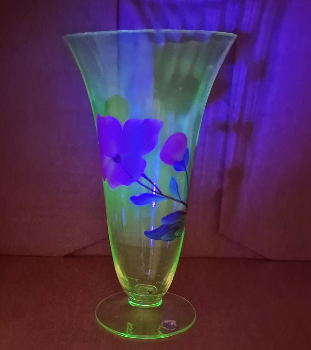 Vase uranium glass