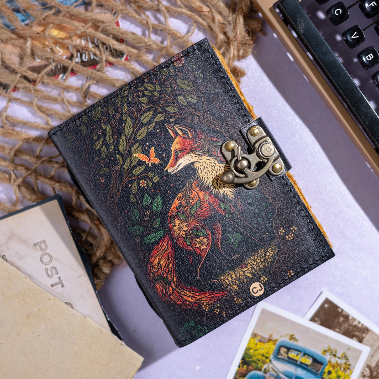 Resejournal i Läder med Vintagepapper & Vargmotiv - R K Handicrafts Craft Junky - 3