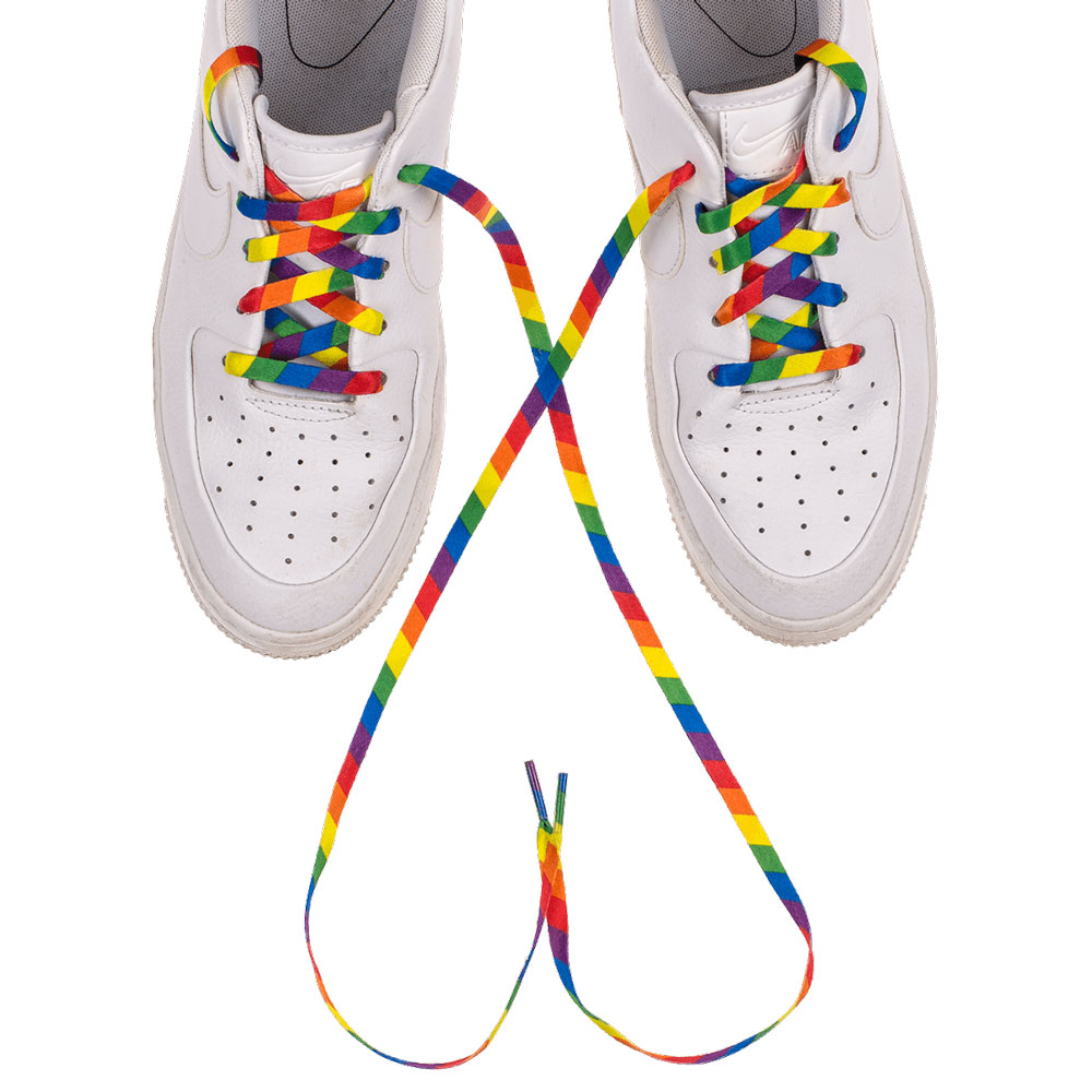 Regnbågsfärgade Skosnören på ett par vita sneakers