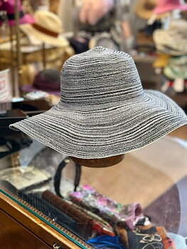 Sommarhatt Kira med stort brätte, rullbar  från KNCollection  säljs på Hospitalsgatan