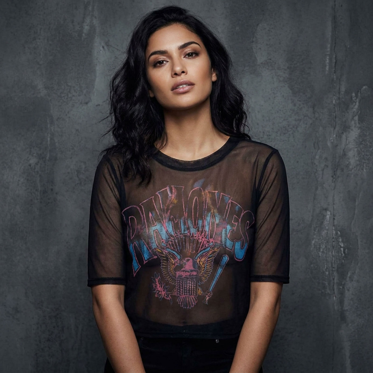 Ramones Dam Mesh Crop Top: Graffiti Illustration (Svart) (Ryggtryck)