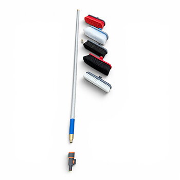 Water-carrying aluminum handle with a Gardena connector and a 1/4" thread. Choose with or without our brushes.