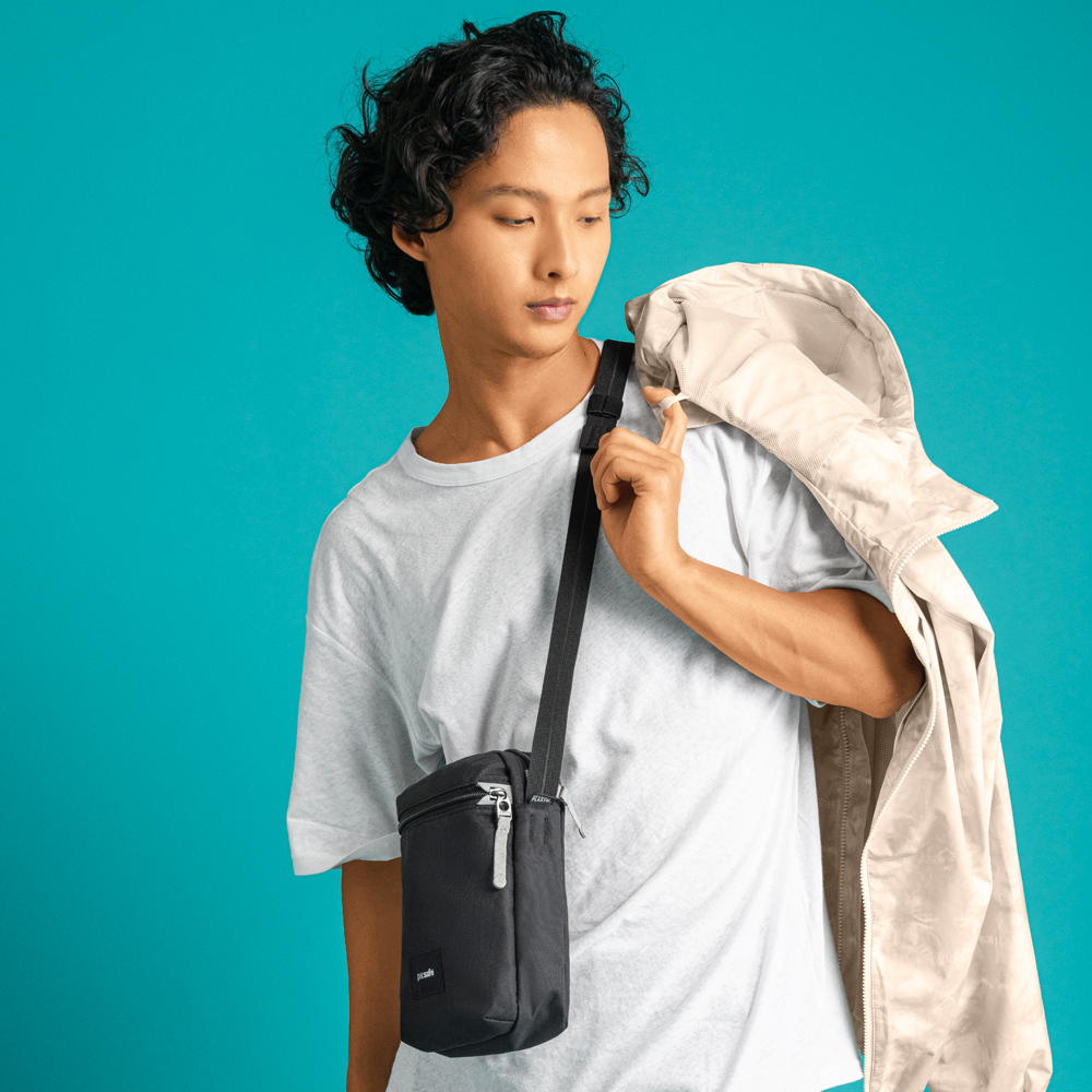 Stöldsäker axelremsväska - PACSAFE GO Anti-theft Festival Crossbody Black - 10