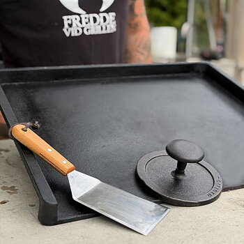 Stegebord med kødhammer og burgervender