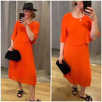 Orange plisserad klänning