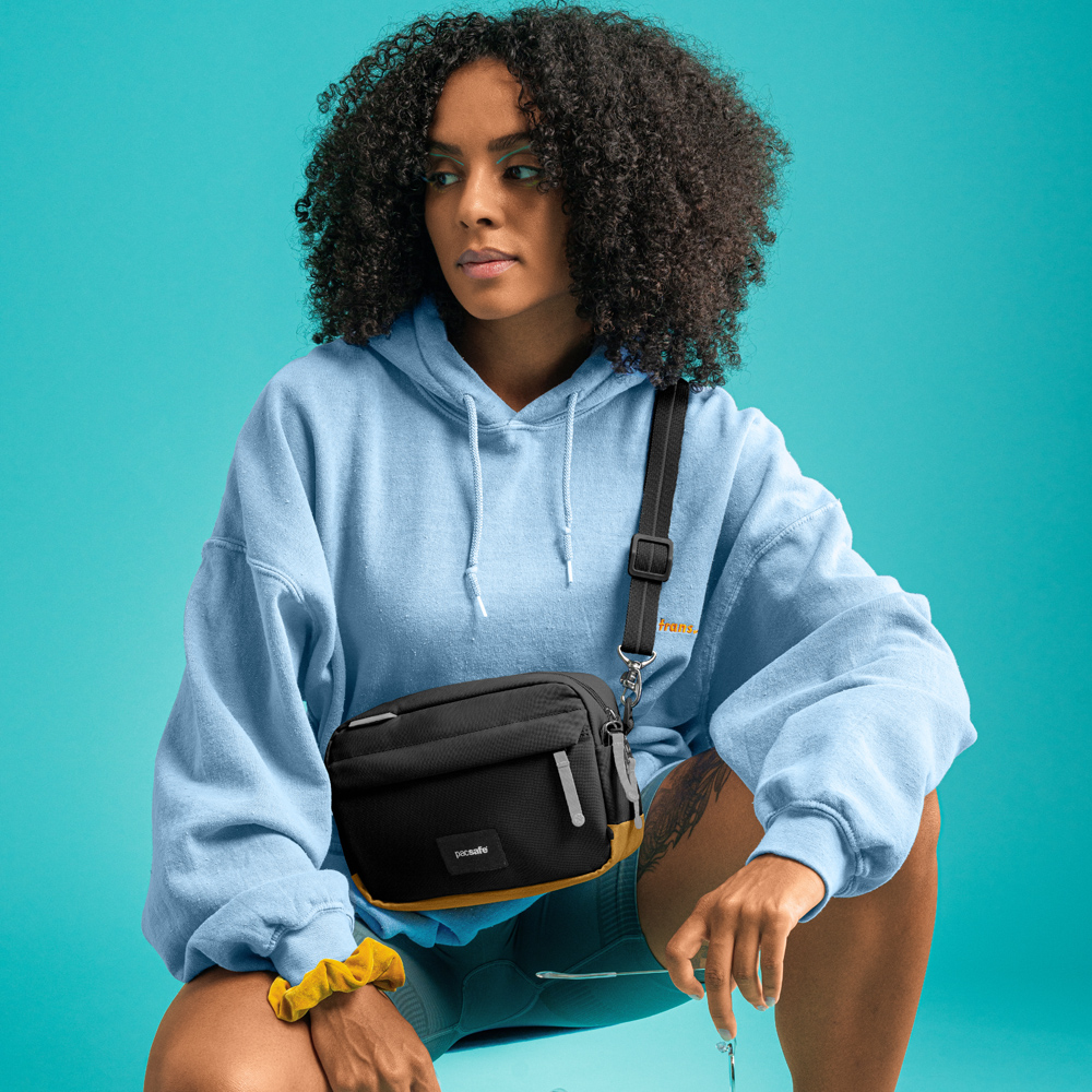 Stöldsäker axelremsväska - PACSAFE GO Anti-Theft Crossbody bag Black - 9